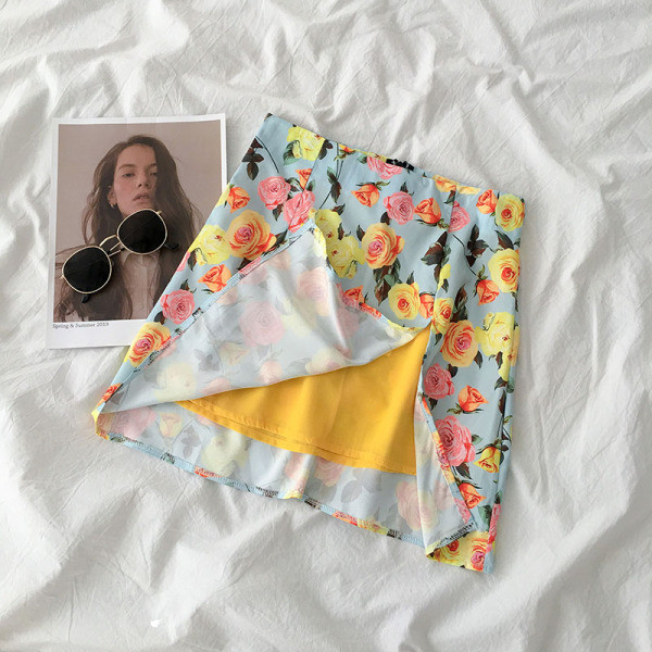 Stiilne naiste seelik lillemotiividega ja kõrge vöökohaga