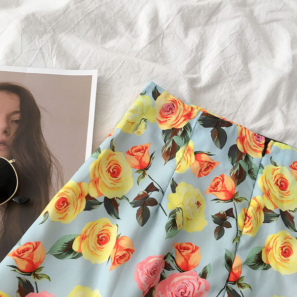 Stiilne naiste seelik lillemotiividega ja kõrge vöökohaga