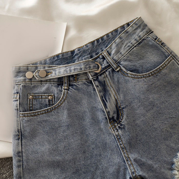 Къси дамски дънкови панталони със скъсани мотиви и регулираща се талия 