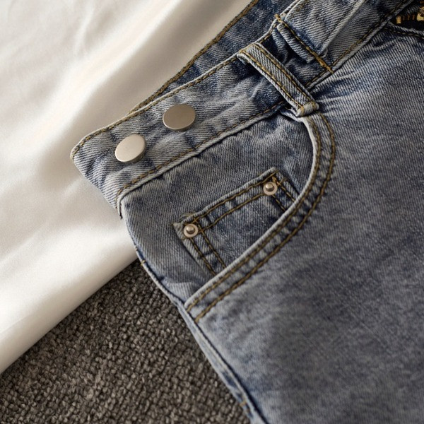 Къси дамски дънкови панталони със скъсани мотиви и регулираща се талия 