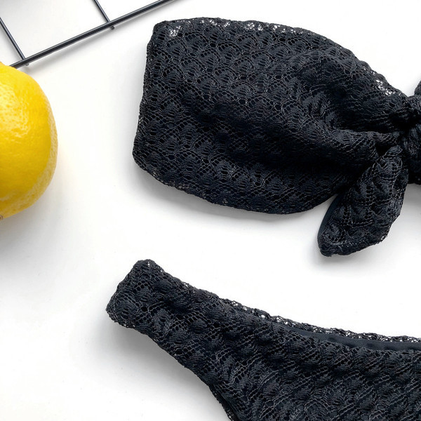 Costum de baie negru din două piese cu un nod în partea de sus