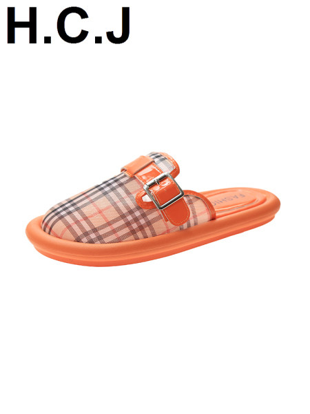 Γυναικείες παντόφλες με επίπεδη σόλα και λουράκι