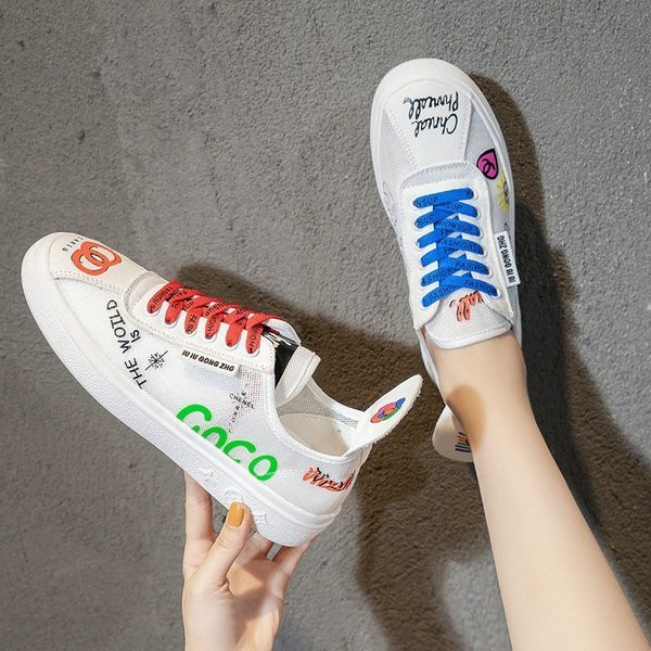 Lameda talla ja värviliste kirjadega naiste tossud