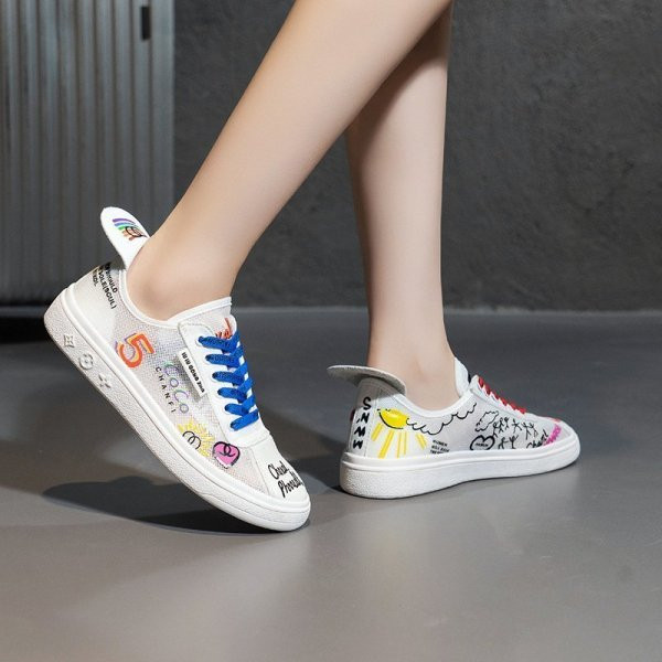 Lameda talla ja värviliste kirjadega naiste tossud