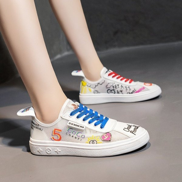 Lameda talla ja värviliste kirjadega naiste tossud