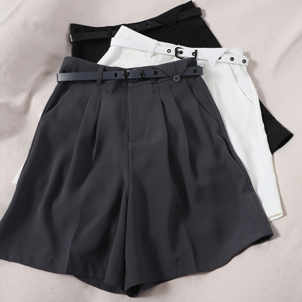 Stilīgs šortu plats modelis ar augstu vidukli un jostu