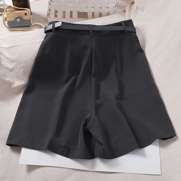 Stilīgs šortu plats modelis ar augstu vidukli un jostu