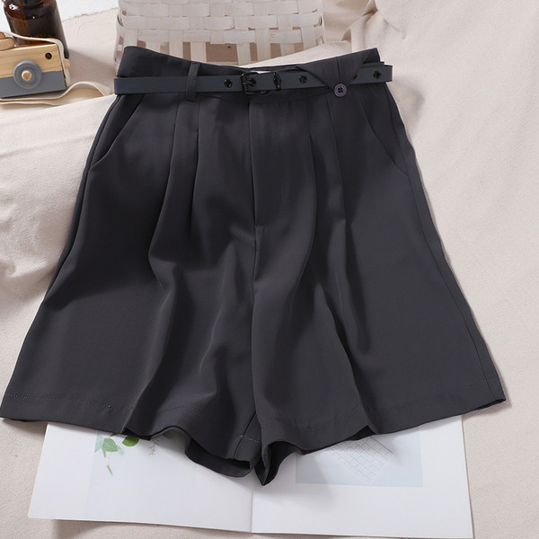 Stilīgs šortu plats modelis ar augstu vidukli un jostu