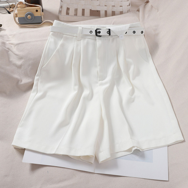 Stilīgs šortu plats modelis ar augstu vidukli un jostu