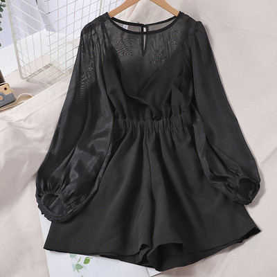 Μοντέρνο γυναικείο σετ με διαφανή πουκάμισο και κοντή ολόσωμη φόρμα