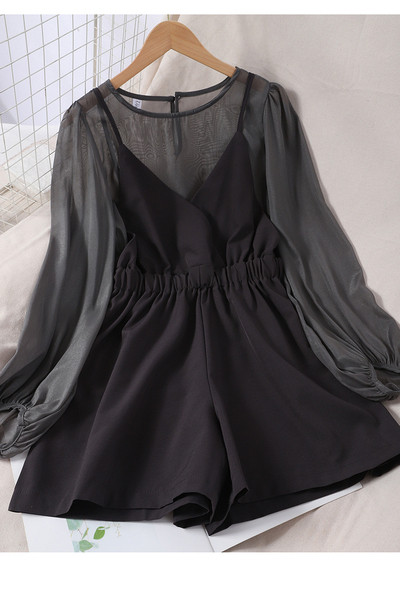 Μοντέρνο γυναικείο σετ με διαφανή πουκάμισο και κοντή ολόσωμη φόρμα