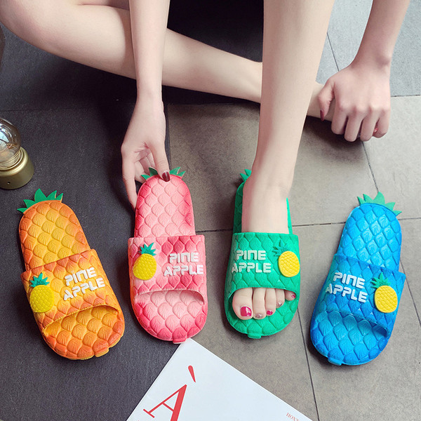 Νέο μοντέλο γυναικείες παντόφλες από καουτσούκ με τρισδιάστατο στοιχείο κατάλληλα για τη παραλία