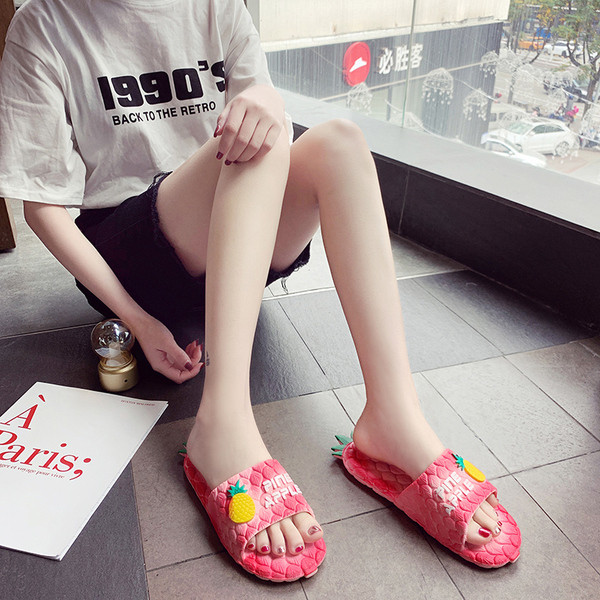 Νέο μοντέλο γυναικείες παντόφλες από καουτσούκ με τρισδιάστατο στοιχείο κατάλληλα για τη παραλία