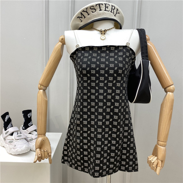 Moodne naiste kleit ketirihmadega ja helkurefektiga