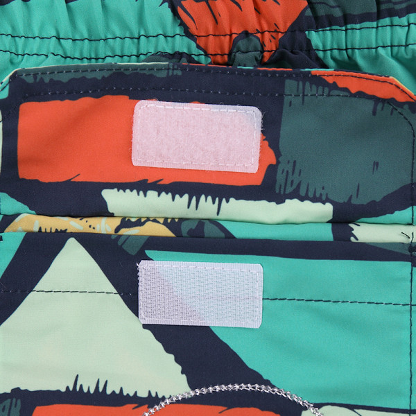 Vīriešu pludmales šorti ar elastīgu jostasvietu un labi ar palmām