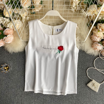 Γυναικεία μπλούζα με οβάλ ντεκολτέ και κέντημα