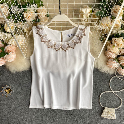 Γυναικεία μπλούζα με οβάλ ντεκολτέ και κέντημα