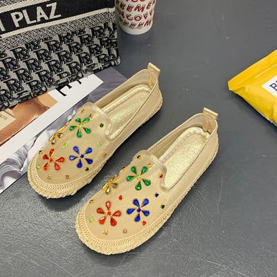 Μοντέρνα γυναικεία παπούτσια με επίπεδη σόλα και χρωματιστές πέτρες