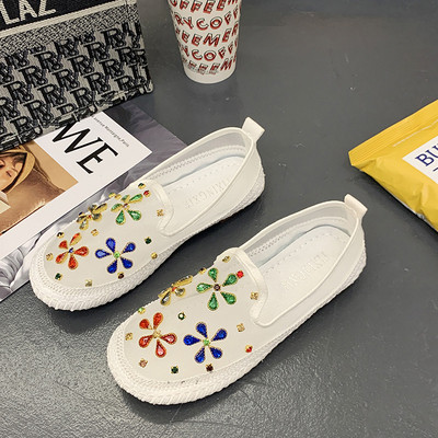 Μοντέρνα γυναικεία παπούτσια με επίπεδη σόλα και χρωματιστές πέτρες