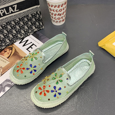 Μοντέρνα γυναικεία παπούτσια με επίπεδη σόλα και χρωματιστές πέτρες