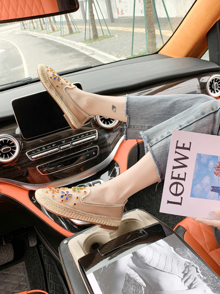 Μοντέρνα γυναικεία παπούτσια με επίπεδη σόλα και χρωματιστές πέτρες