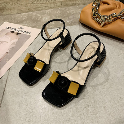 Μοντέρνα γυναικεία σανδάλια με χαμηλό τετράγωνο τακούνι