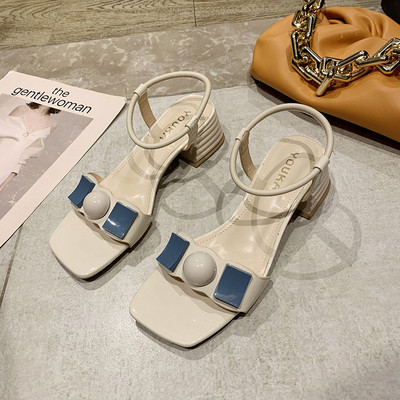 Μοντέρνα γυναικεία σανδάλια με χαμηλό τετράγωνο τακούνι