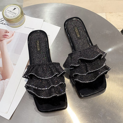 Παντόφλες μοντέρνες γυναίκες με επίπεδη σόλα και γυαλιστερή επίδραση