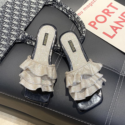 Παντόφλες μοντέρνες γυναίκες με επίπεδη σόλα και γυαλιστερή επίδραση