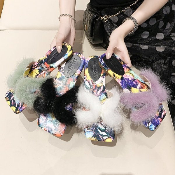 Model nou de papuci dama cu element de puf