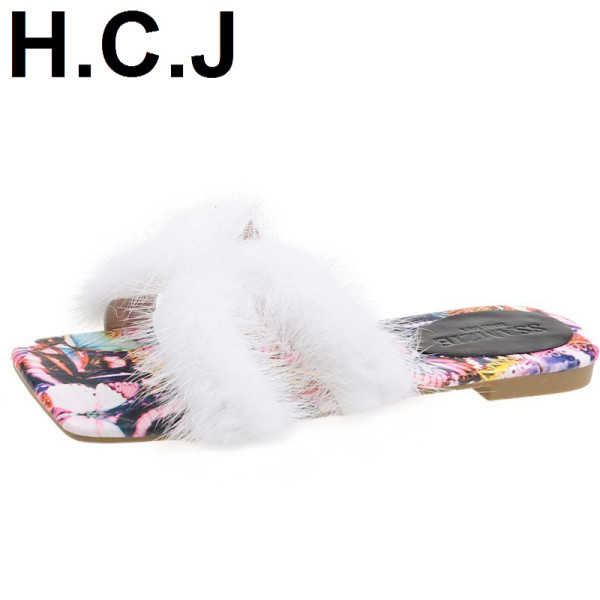 Model nou de papuci dama cu element de puf