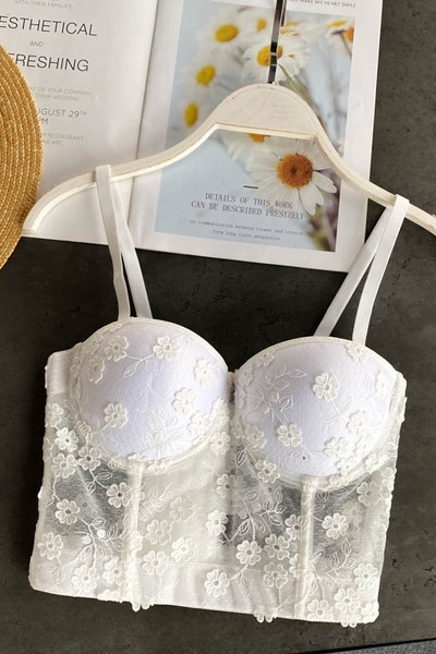 Sieviešu mežģīņu krūtis ar plānām lencēm