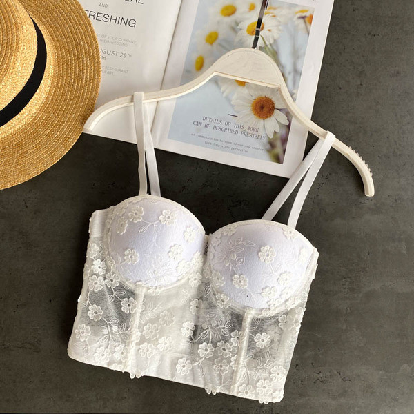 Sieviešu mežģīņu krūtis ar plānām lencēm