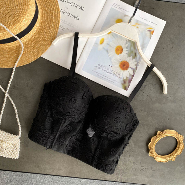 Sieviešu mežģīņu krūtis ar plānām lencēm