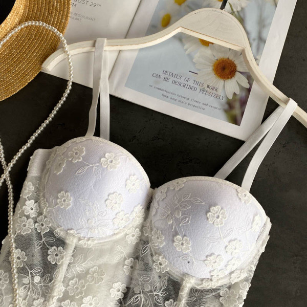 Sieviešu mežģīņu krūtis ar plānām lencēm