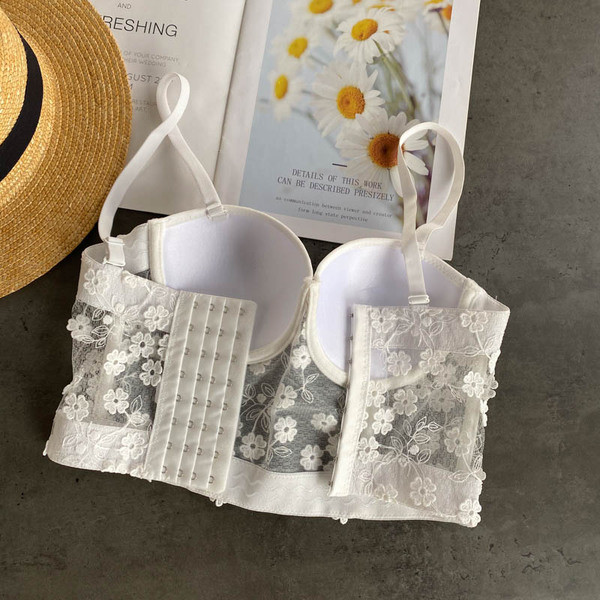 Sieviešu mežģīņu krūtis ar plānām lencēm