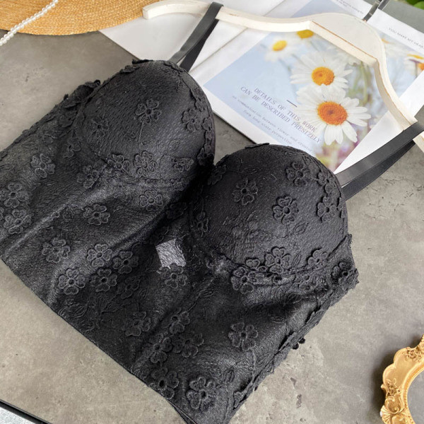 Sieviešu mežģīņu krūtis ar plānām lencēm