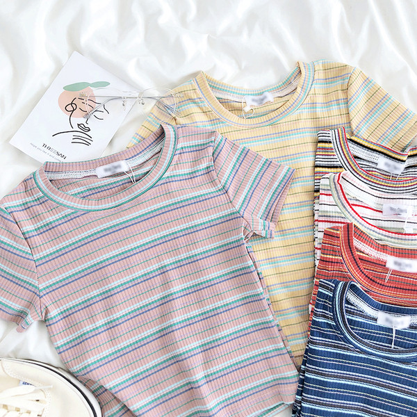 Γυναικείο μπλουζάκι με λαιμόκοψη και κοντά μανίκια