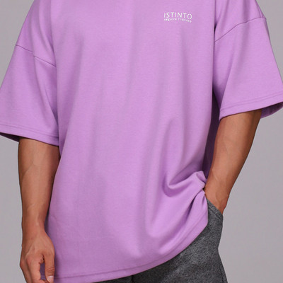 Ανδρικό μπλουζάκι με οβάλ λαιμόκοψη και επιγραφή