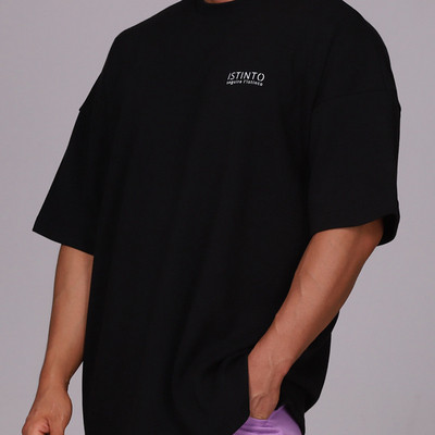 Ανδρικό μπλουζάκι με οβάλ λαιμόκοψη και επιγραφή