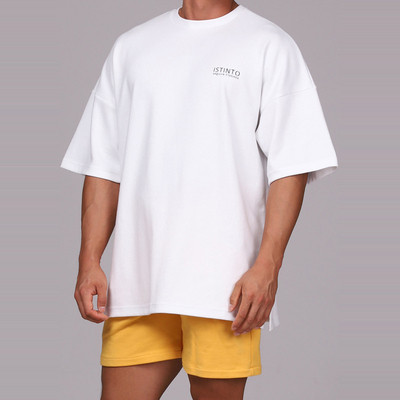 Ανδρικό μπλουζάκι με οβάλ λαιμόκοψη και επιγραφή