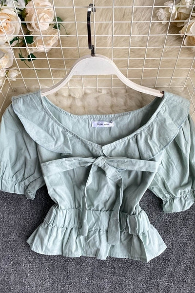 Moodne naiste lühikeste varrukate ja paelaga pluus