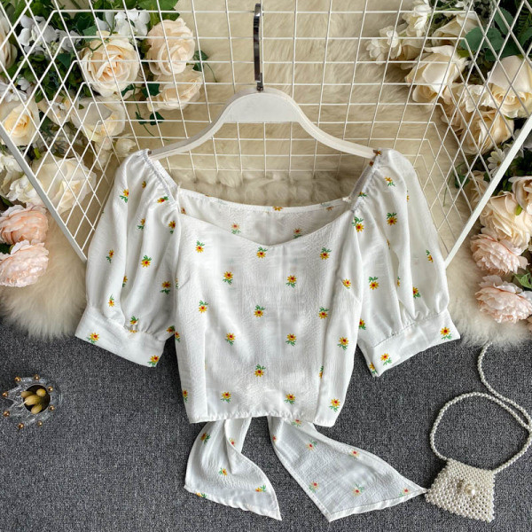 Bluză de damă modernă cu mâneci căzute și broderie