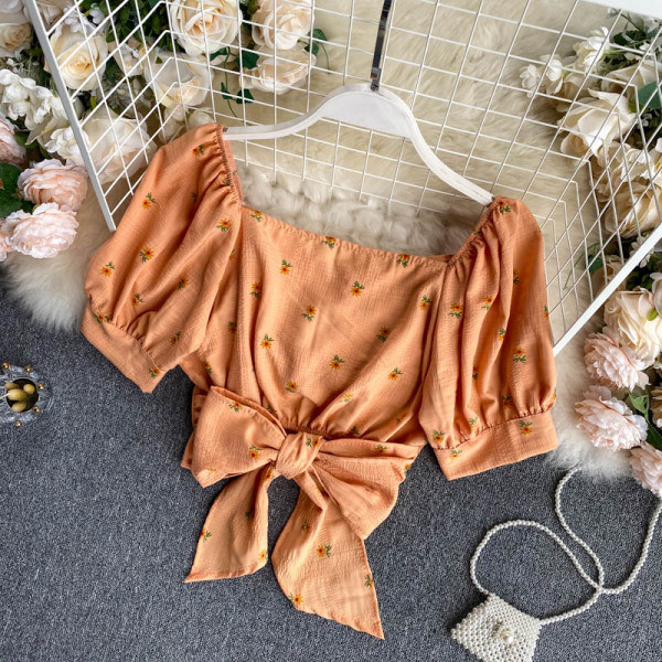 Bluză de damă modernă cu mâneci căzute și broderie