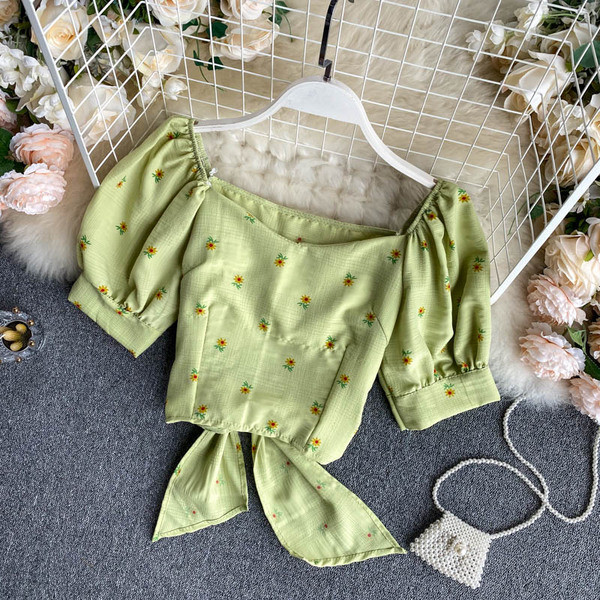 Bluză de damă modernă cu mâneci căzute și broderie