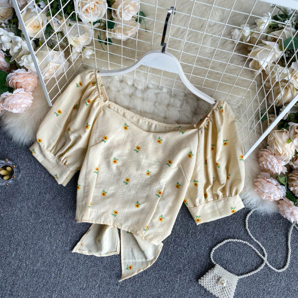Bluză de damă modernă cu mâneci căzute și broderie