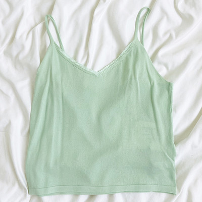 Naiste topp spits-kaelusega ja õhukeste rihmadega