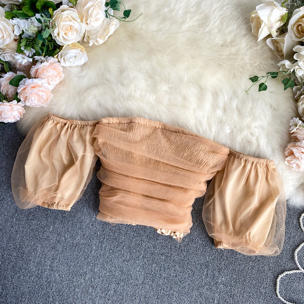 Κοντή γυναικεία μπλούζα με μανίκια και τούλι