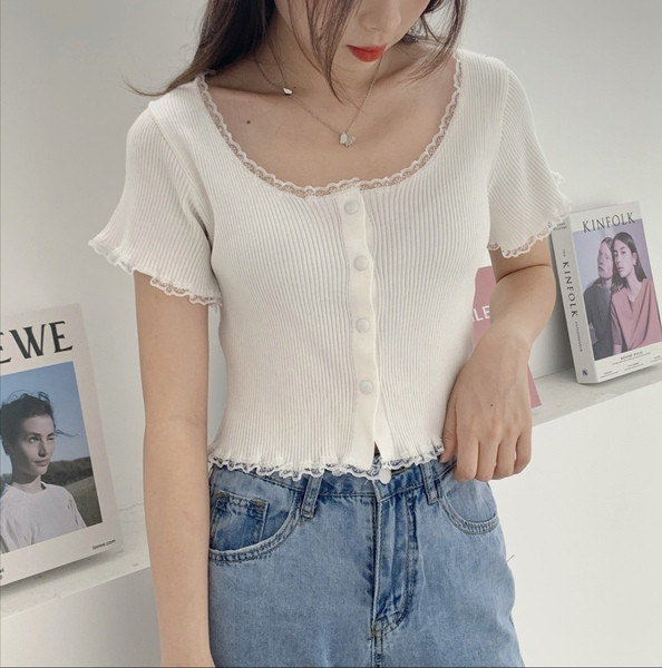 Tricou de damă cu nasturi și mâneci scurte