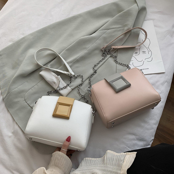 Κομψή τσάντα κλασικό μοντέλου για τον ώμο